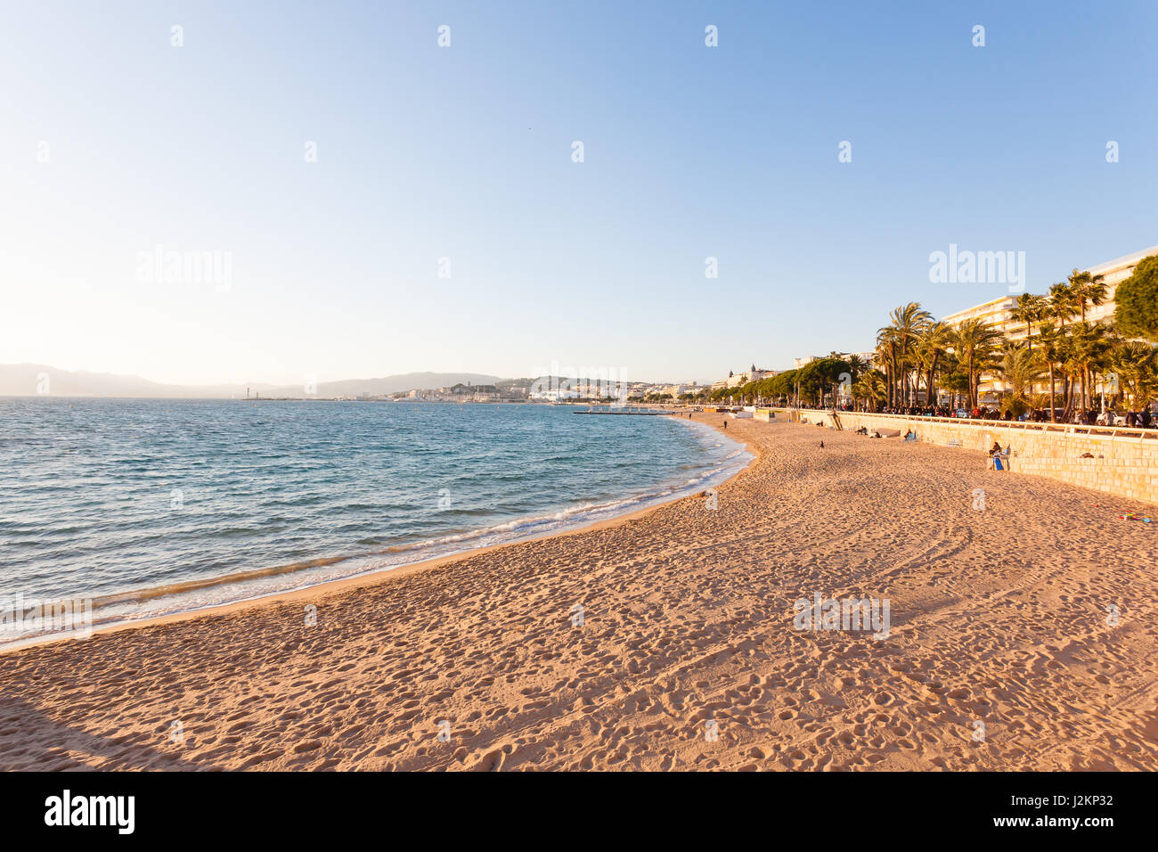 Cannes beach vista giorno, Francia. Famosa cittadina nel sud della Francia. Promenade de la Croisette Foto Stock