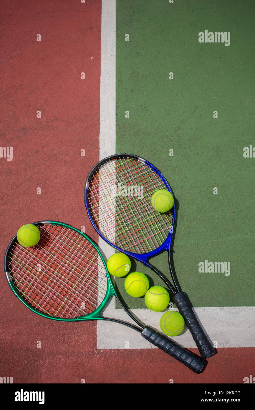 Racchetta da tennis e palle sul campo da tennis Foto Stock