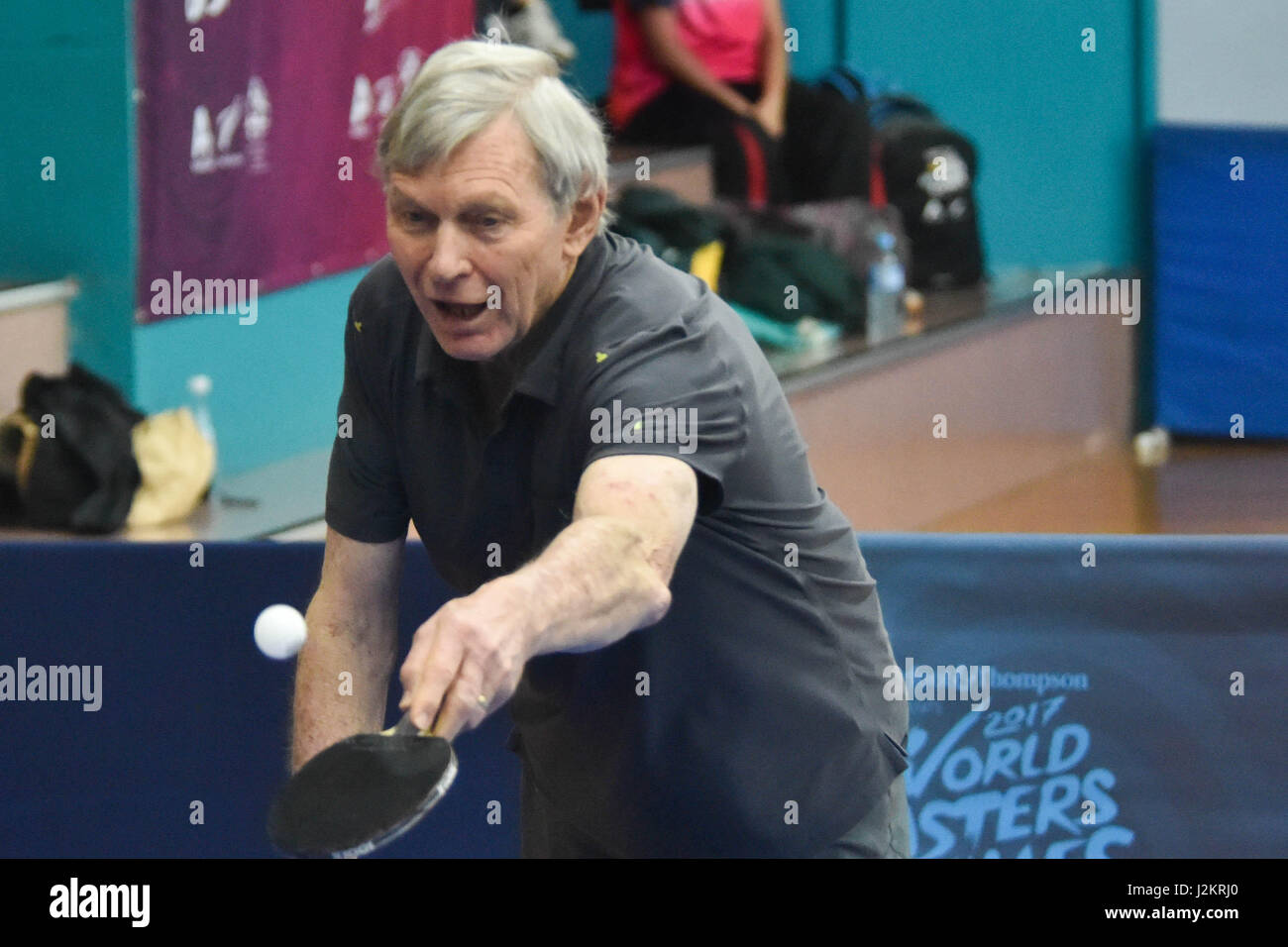 Auckland, Nuova Zelanda. 29 apr, 2017. Peter Snell svolge un diretti durante il quarto di finale di ping pong contro Lee Thong Teck di Australia al mondo Masters Game di Auckland, in Nuova Zelanda il Apr 29, 2017. Egli è la Nuova Zelanda ex mezzo fondista. Ha vinto tre medaglie d'oro olimpiche. Egli è stato votato Nuova Zelanda atleta del secolo. Credito: Shirley Kwok/Pacific Press/Alamy Live News Foto Stock
