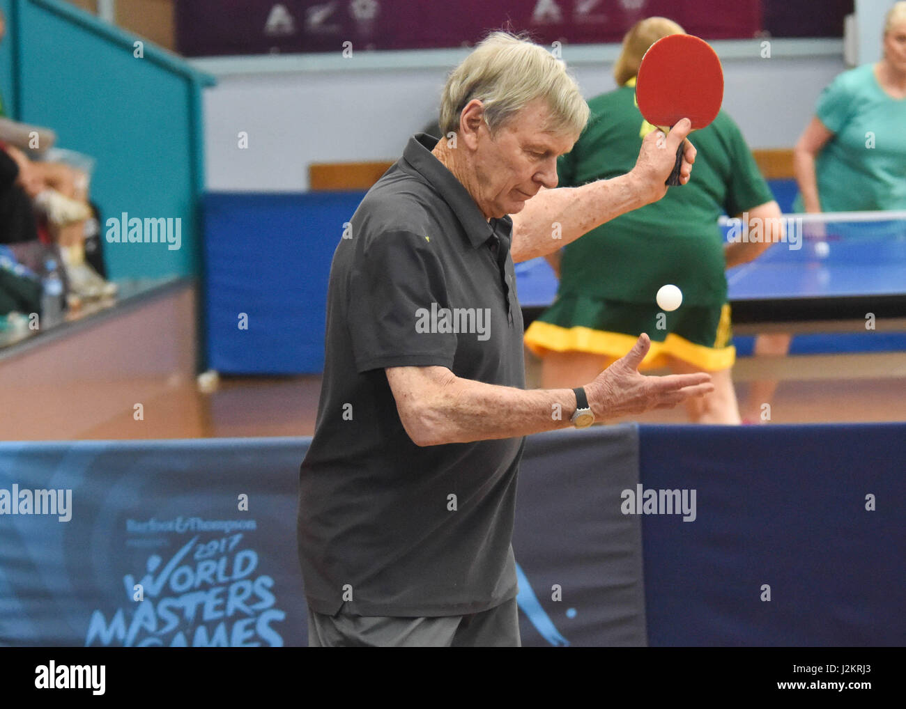 Auckland, Nuova Zelanda. 29 apr, 2017. Peter Snell gioca serve durante il quarto di finale di ping pong contro Lee Thong Teck di Australia al mondo Masters Game di Auckland, in Nuova Zelanda il Apr 29, 2017. Egli è la Nuova Zelanda ex mezzo fondista. Ha vinto tre medaglie d'oro olimpiche. Egli è stato votato Nuova Zelanda atleta del secolo. Credito: Shirley Kwok/Pacific Press/Alamy Live News Foto Stock