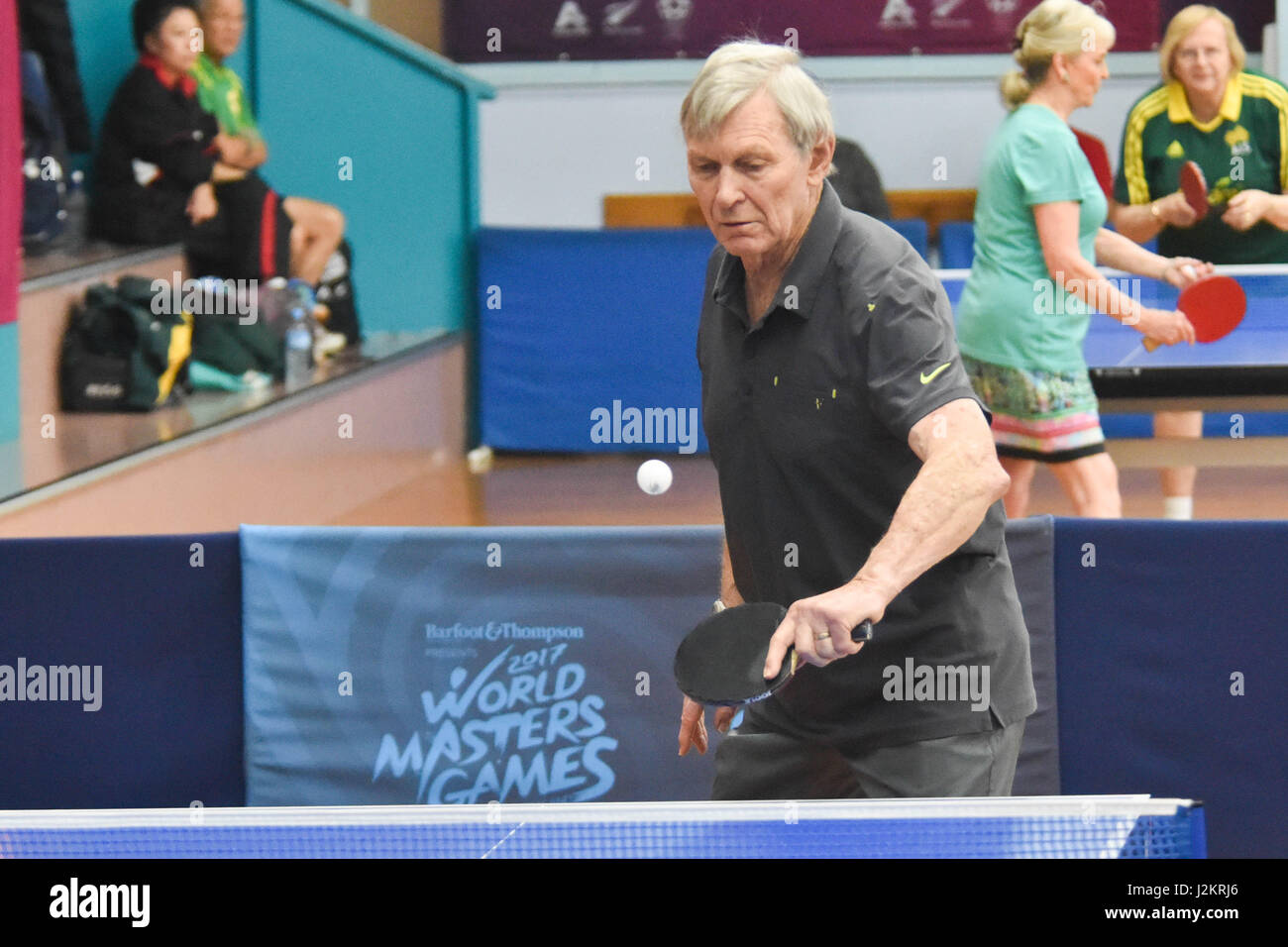 Auckland, Nuova Zelanda. 29 apr, 2017. Peter Snell gioca il rovescio durante il quarto di finale di ping pong contro Lee Thong Teck di Australia al mondo Masters Game di Auckland, in Nuova Zelanda il Apr 29, 2017. Egli è la Nuova Zelanda ex mezzo fondista. Ha vinto tre medaglie d'oro olimpiche. Egli è stato votato Nuova Zelanda atleta del secolo. Credito: Shirley Kwok/Pacific Press/Alamy Live News Foto Stock