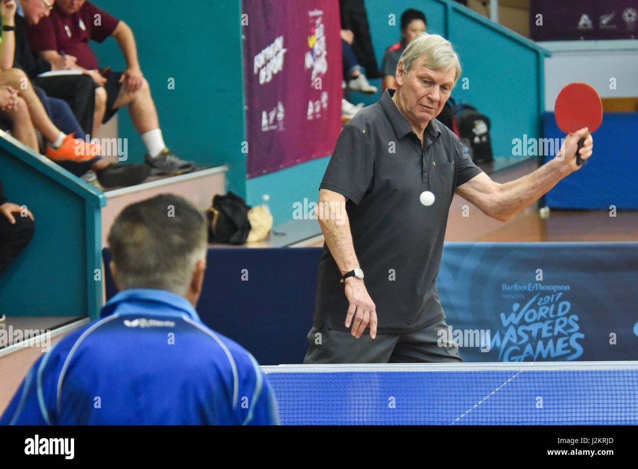 Auckland, Nuova Zelanda. 29 apr, 2017. Peter Snell svolge un diretti durante il quarto di finale di ping pong contro Lee Thong Teck di Australia al mondo Masters Game di Auckland, in Nuova Zelanda il Apr 29, 2017. Egli è la Nuova Zelanda ex mezzo fondista. Ha vinto tre medaglie d'oro olimpiche. Egli è stato votato Nuova Zelanda atleta del secolo. Credito: Shirley Kwok/Pacific Press/Alamy Live News Foto Stock