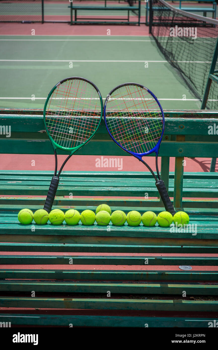 Racchetta da tennis e palle sul campo da tennis Foto Stock