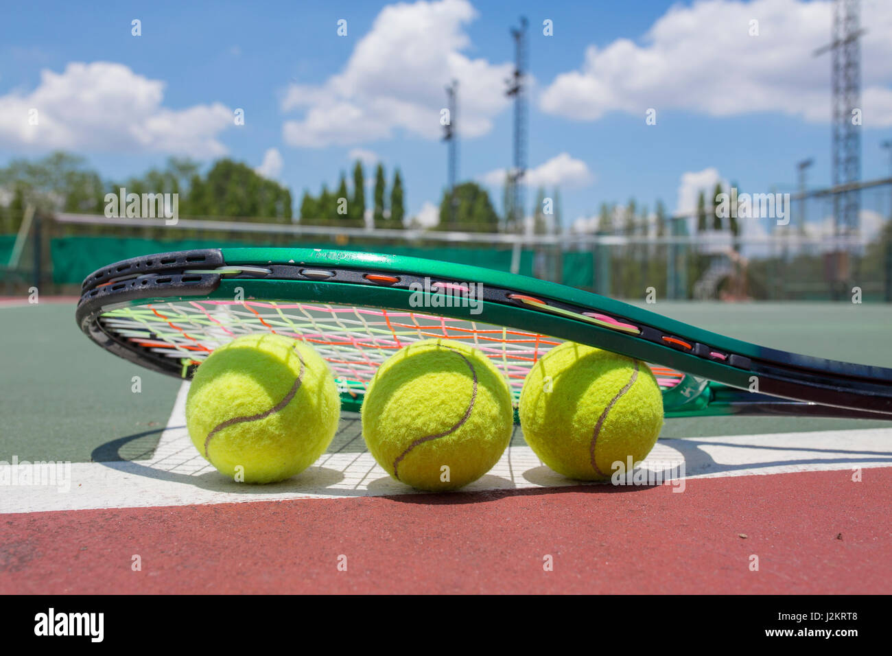 Vista ravvicinata della racchetta da tennis e palle sul campo da tennis Foto Stock