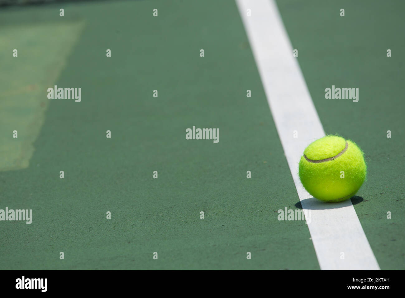 Palla da tennis su corte Foto Stock