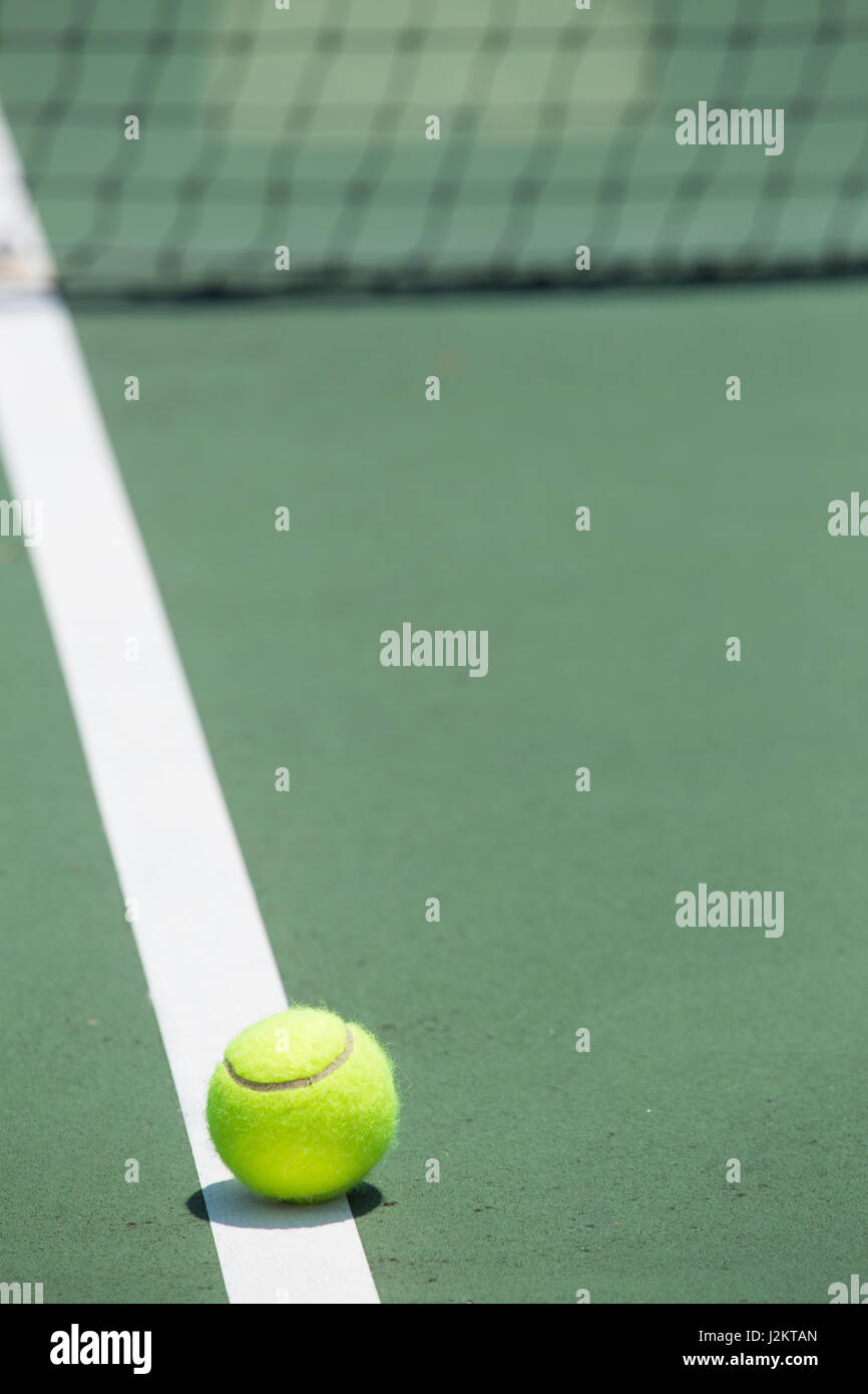 Palla da tennis sulla corte con il Net in background Foto Stock