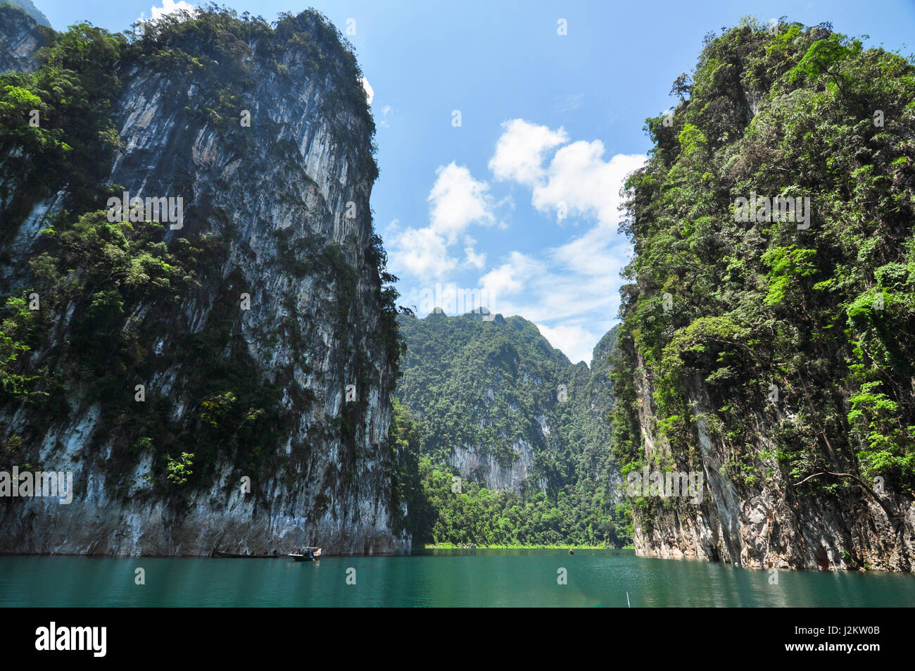 Enormi scogliere calcaree che sorge fuori del lago aperto a Khao Sok National Park, diga di Ratchaprapha Surat Thani Provincia, Thailandia. Foto Stock