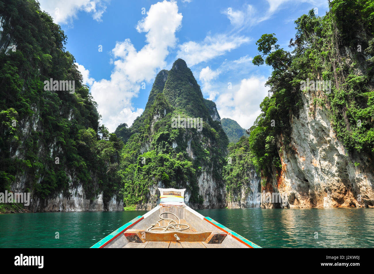 Enormi scogliere calcaree che sorge fuori del lago aperto a Khao Sok National Park, diga di Ratchaprapha Surat Thani Provincia, Thailandia. Foto Stock
