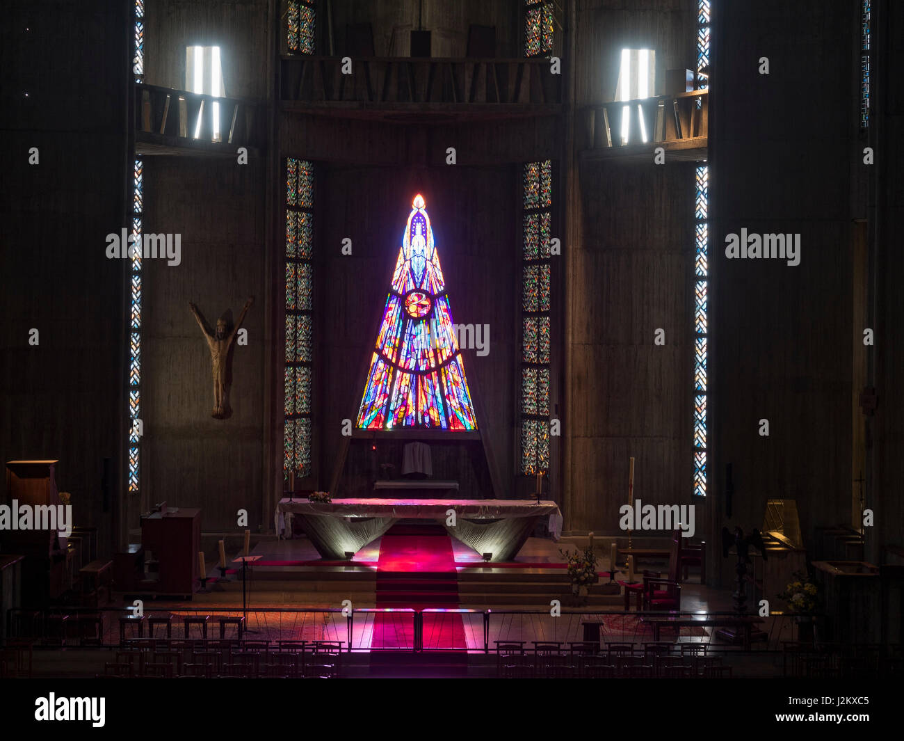 Il coro della chiesa di Notre Dame, la sua finestra nel triangolo (Claude Idoux), Royan, in Francia, in Europa. Foto Stock