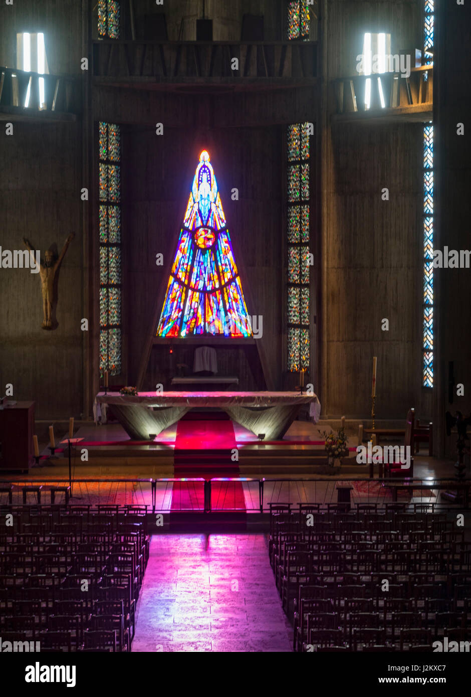 Il coro della chiesa di Notre Dame, la sua finestra nel triangolo (Claude Idoux), Royan, in Francia, in Europa. Foto Stock