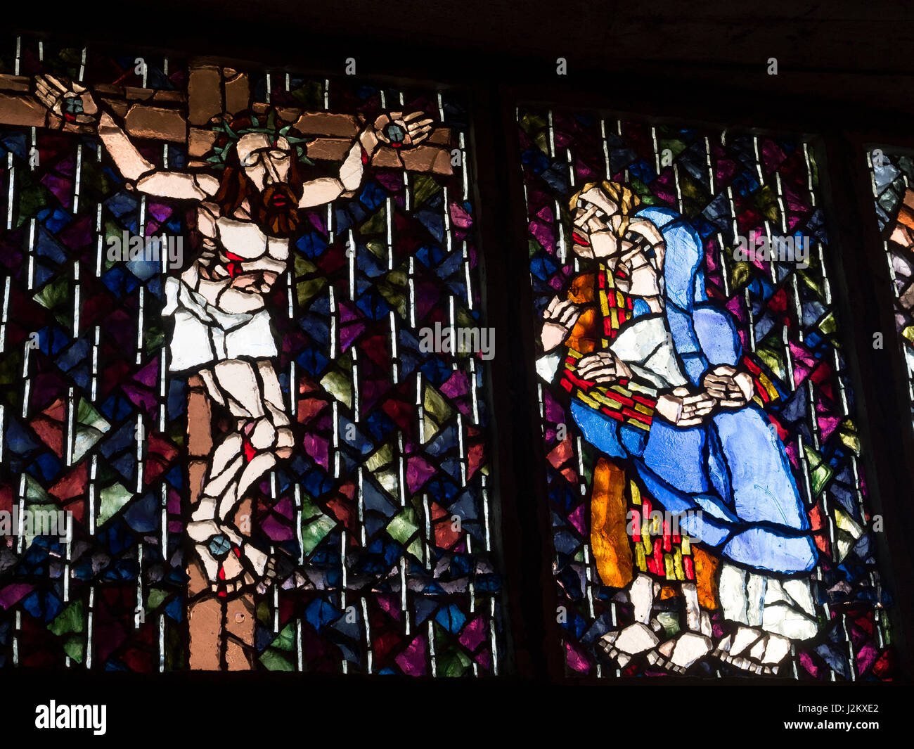 Finestra di vetro colorato da Henri Martin-Granel rappresentanti la Crocifissione. Notre Dame de Royan chiesa. Royan, in Francia, in Europa. Foto Stock