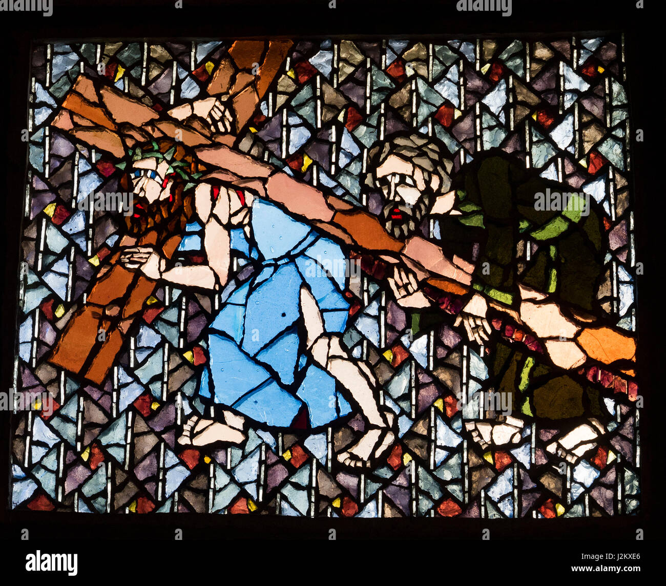 Finestra di vetro colorato di Henri Martin-Granel raffigurante Gesù che porta la croce. Notre Dame de Royan chiesa. Royan, in Francia, in Europa. Foto Stock