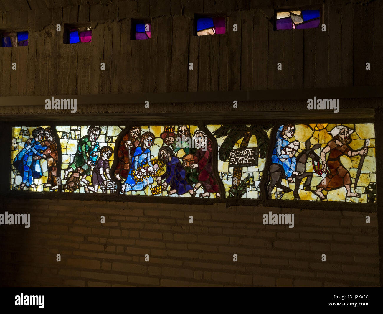 Finestra di vetro colorato da Henri Martin-Granel raffigurante la Natività e l'Esodo. Notre Dame de Royan chiesa. Royan, in Francia, in Europa. Foto Stock