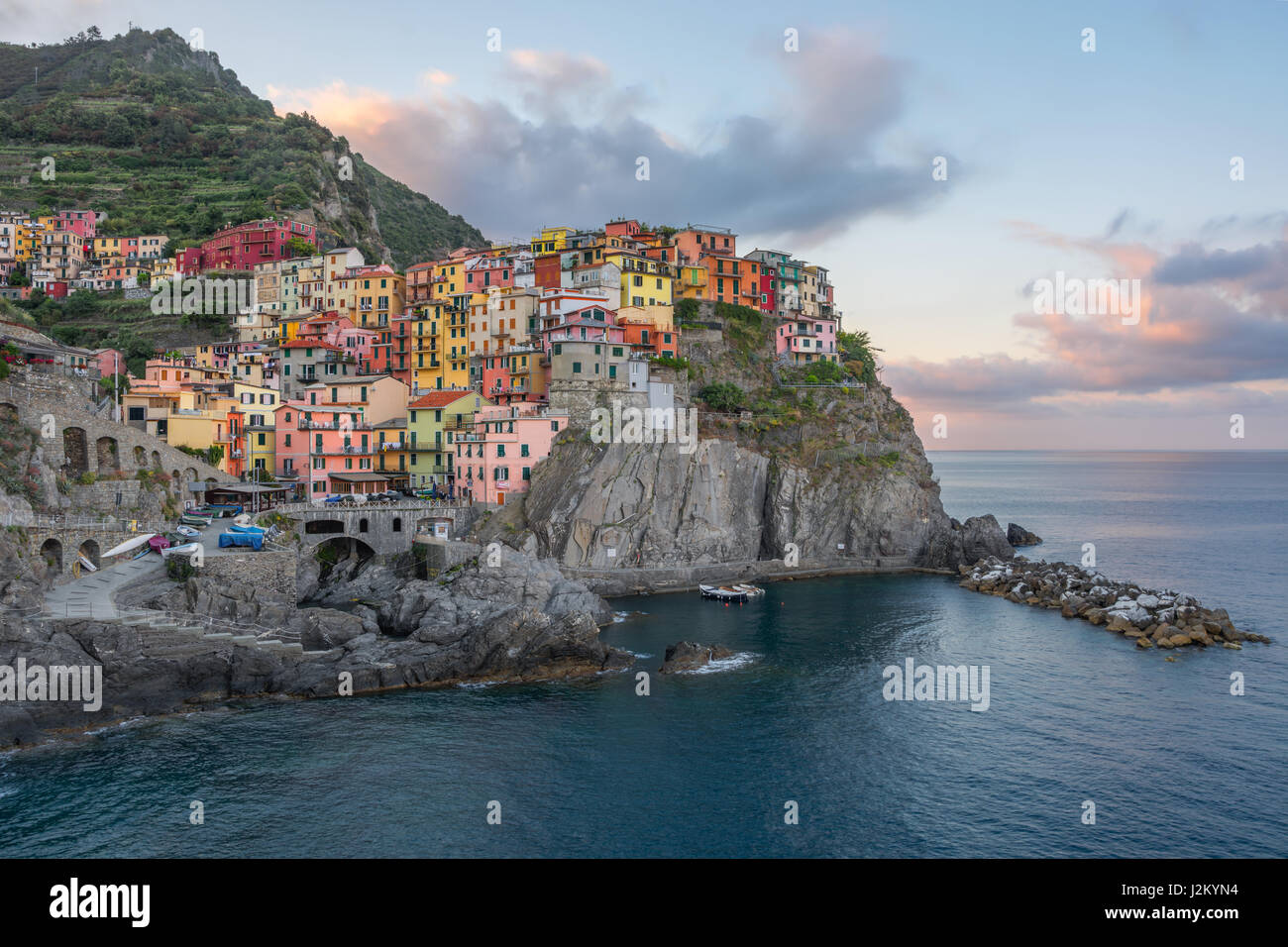 Il paese delle Cinque terre di manarola in Liguria, Italia, preso all'alba Foto Stock