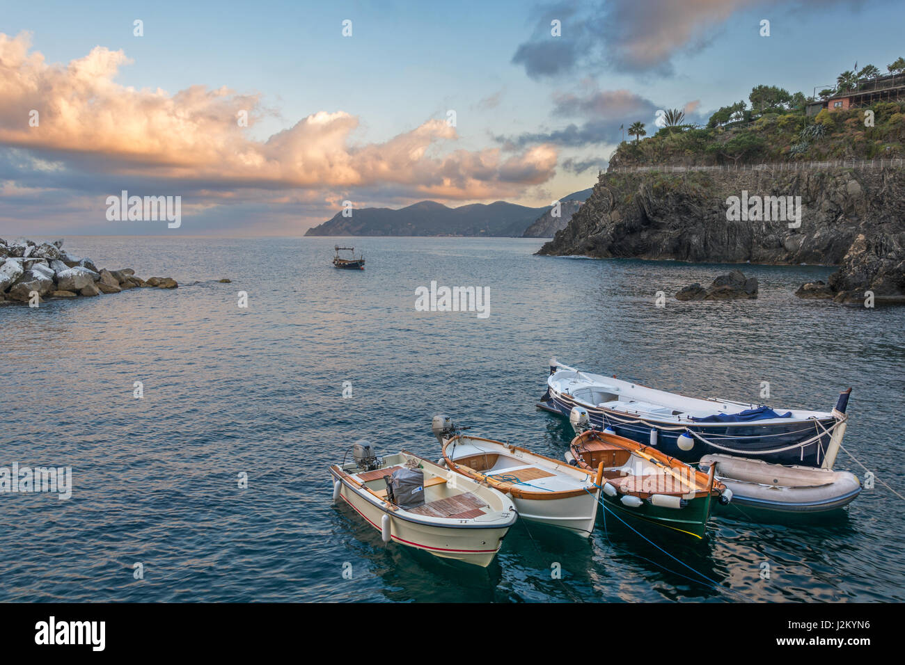 Barche ormeggiate nel porto del paese delle Cinque terre di manarola in Liguria, Italia Foto Stock