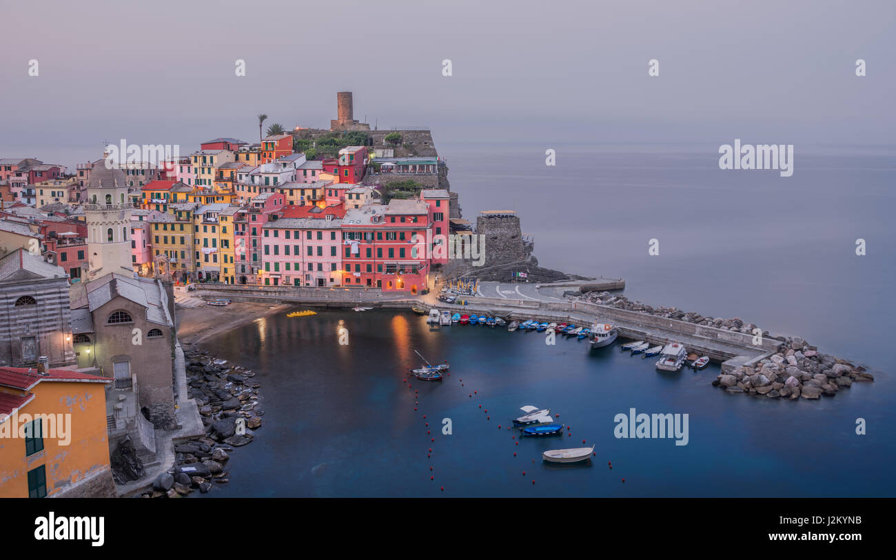 Il porto nel villaggio di Vernazza in Liguria, Italia, preso all'alba Foto Stock