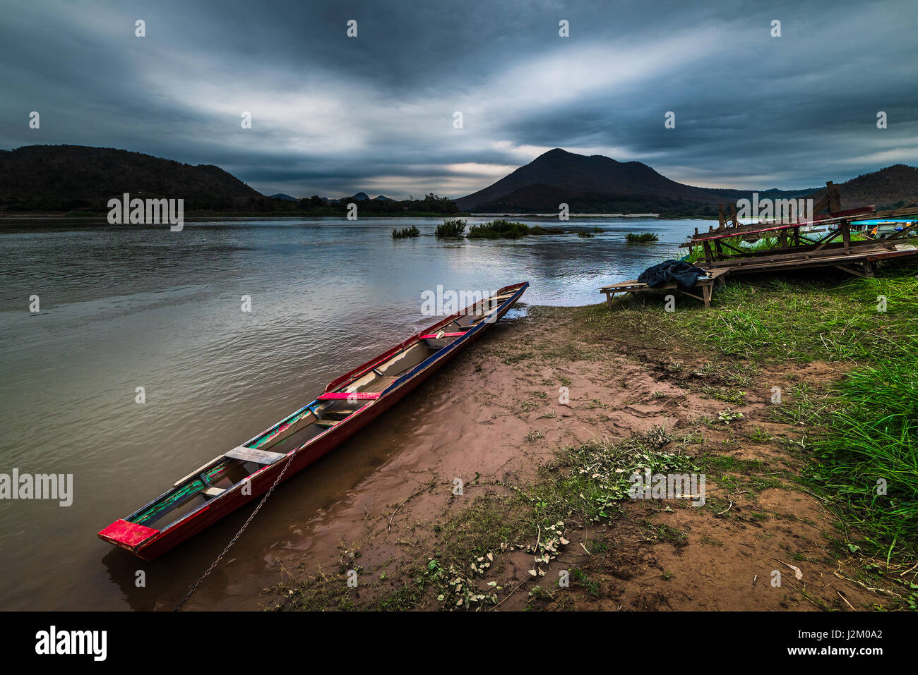 Nave utilizzata nel trasporto turistico sul Fiume Mekong Foto Stock