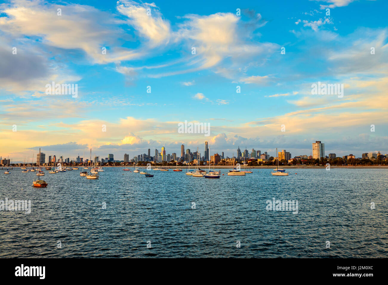 Melbourne skyline della città visto da St Kilda beach, Victoria, Australia Foto Stock