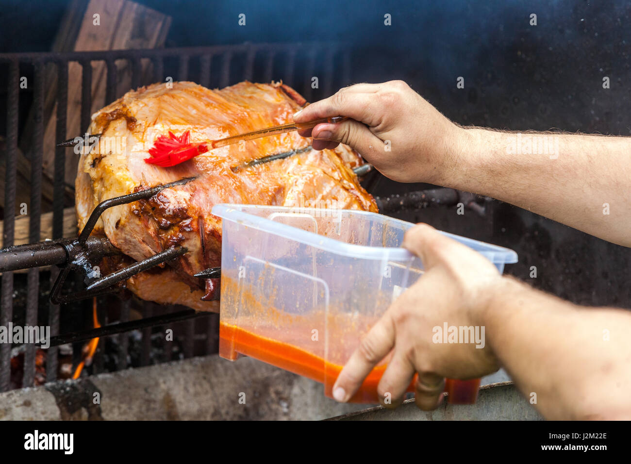 Grigliare e preparare carne per una festa in giardino, Repubblica Ceca, Europe Garden Grill Foto Stock