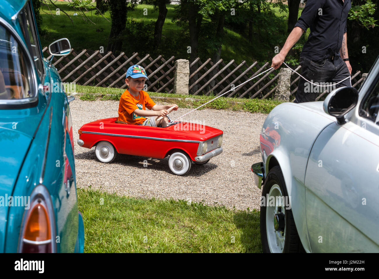 Un bambino in un pedale auto giocattolo a una riunione di veterani, Repubblica Ceca, Europa Foto Stock
