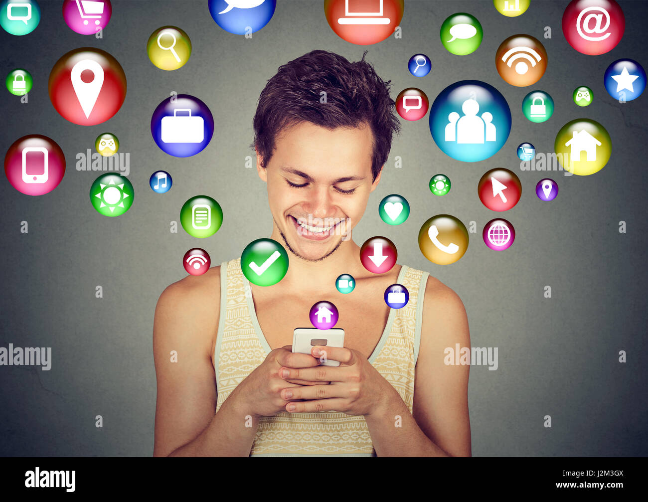 La tecnologia di comunicazione mobile phone high tech concetto. Felice l'uomo utilizzando messaggi di testo sullo smartphone social media le icone delle applicazioni battenti fuori del cellulare Foto Stock