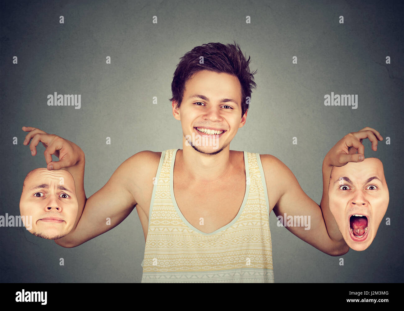 Uomo sorridente con due differenti maschere di emozione Foto Stock