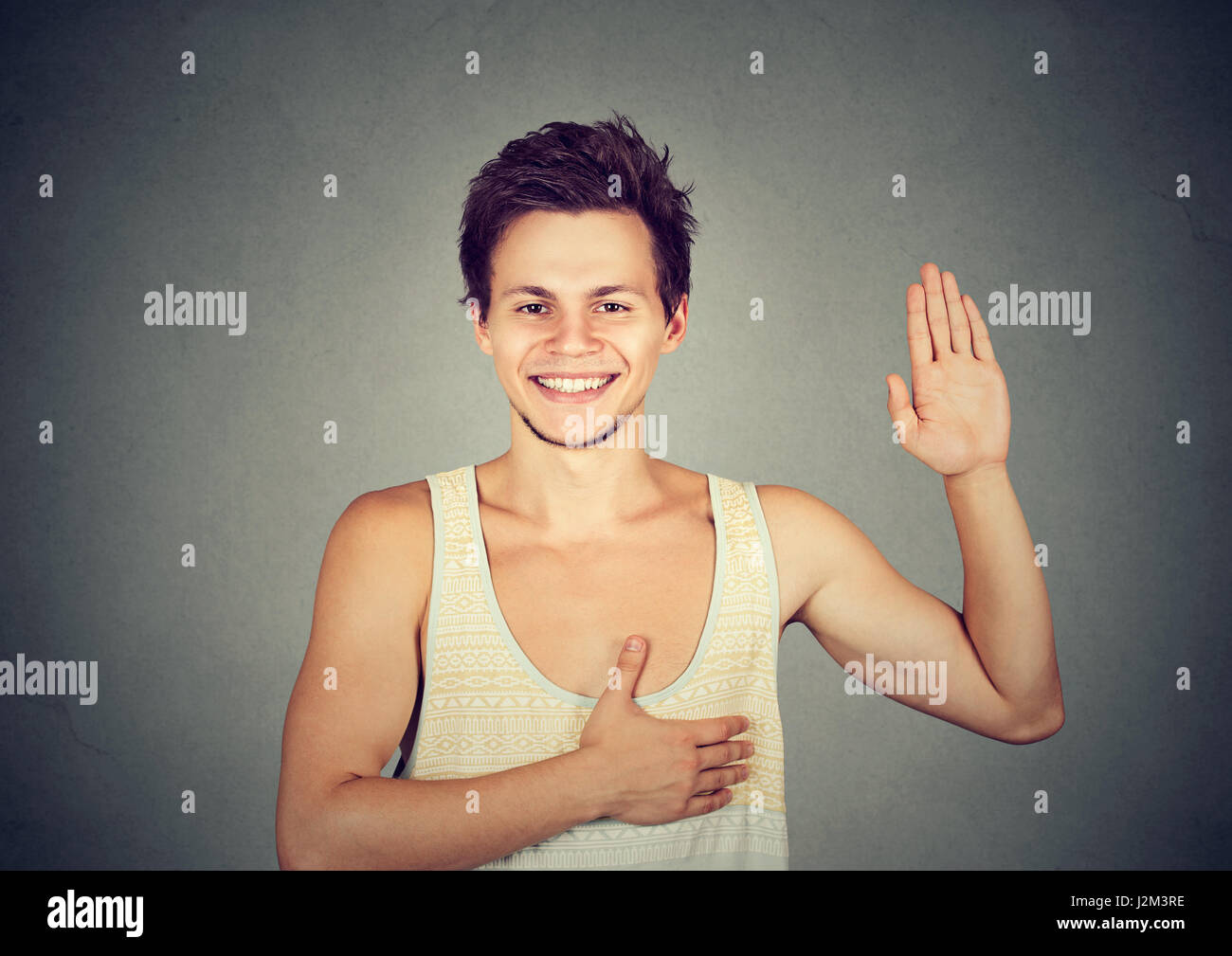 Giovani sorridenti uomo che fa una promessa Foto Stock