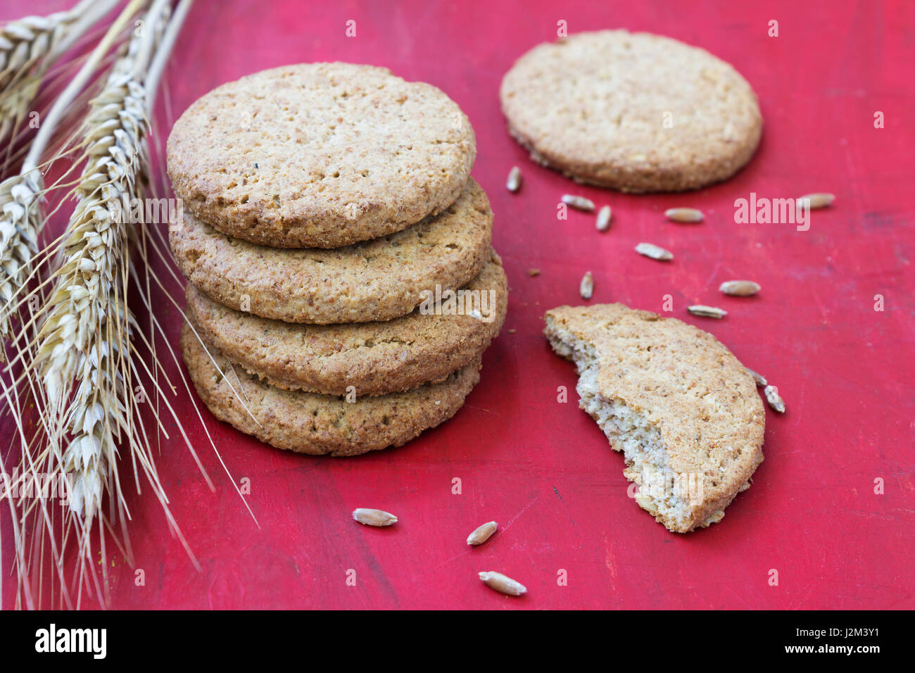 Biscotti fatti di cereali integrali su uno sfondo rosso Foto Stock