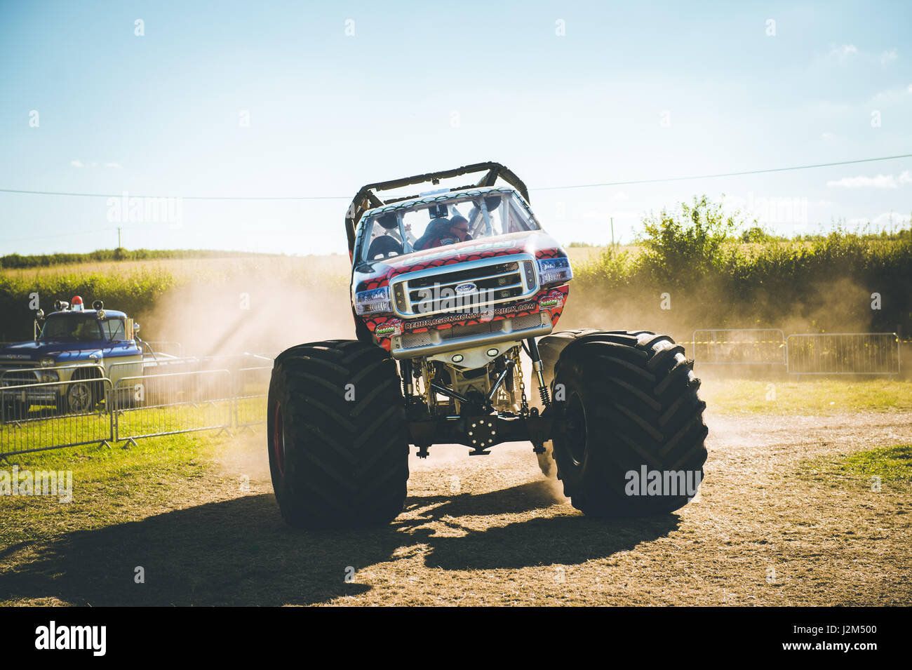 Lyndhurst Park Farm, Overton, Basingstoke, Hampshire, Regno Unito. Il 26 agosto 2016. Monster Truck ride esperienza presso Radio 2 show breakfast DJ Chris Evans' auto Sud Fest 2016 - Car, cibo, Famiglia e Festival di musica per bambini della BBC nel bisogno. © sarà Bailey / Alamy Foto Stock