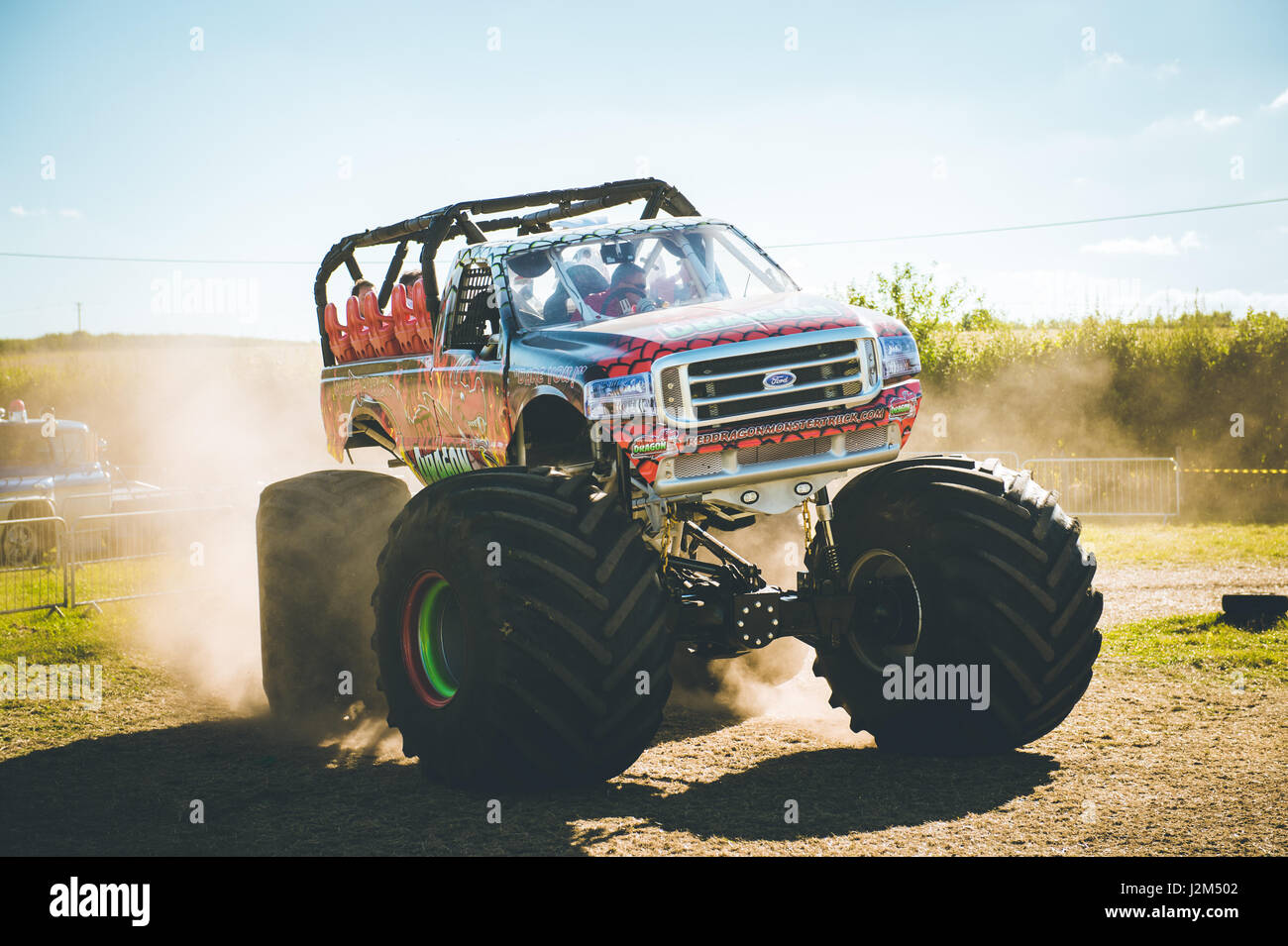 Lyndhurst Park Farm, Overton, Basingstoke, Hampshire, Regno Unito. Il 26 agosto 2016. Monster Truck ride esperienza presso Radio 2 show breakfast DJ Chris Evans' auto Sud Fest 2016 - Car, cibo, Famiglia e Festival di musica per bambini della BBC nel bisogno. © sarà Bailey / Alamy Foto Stock