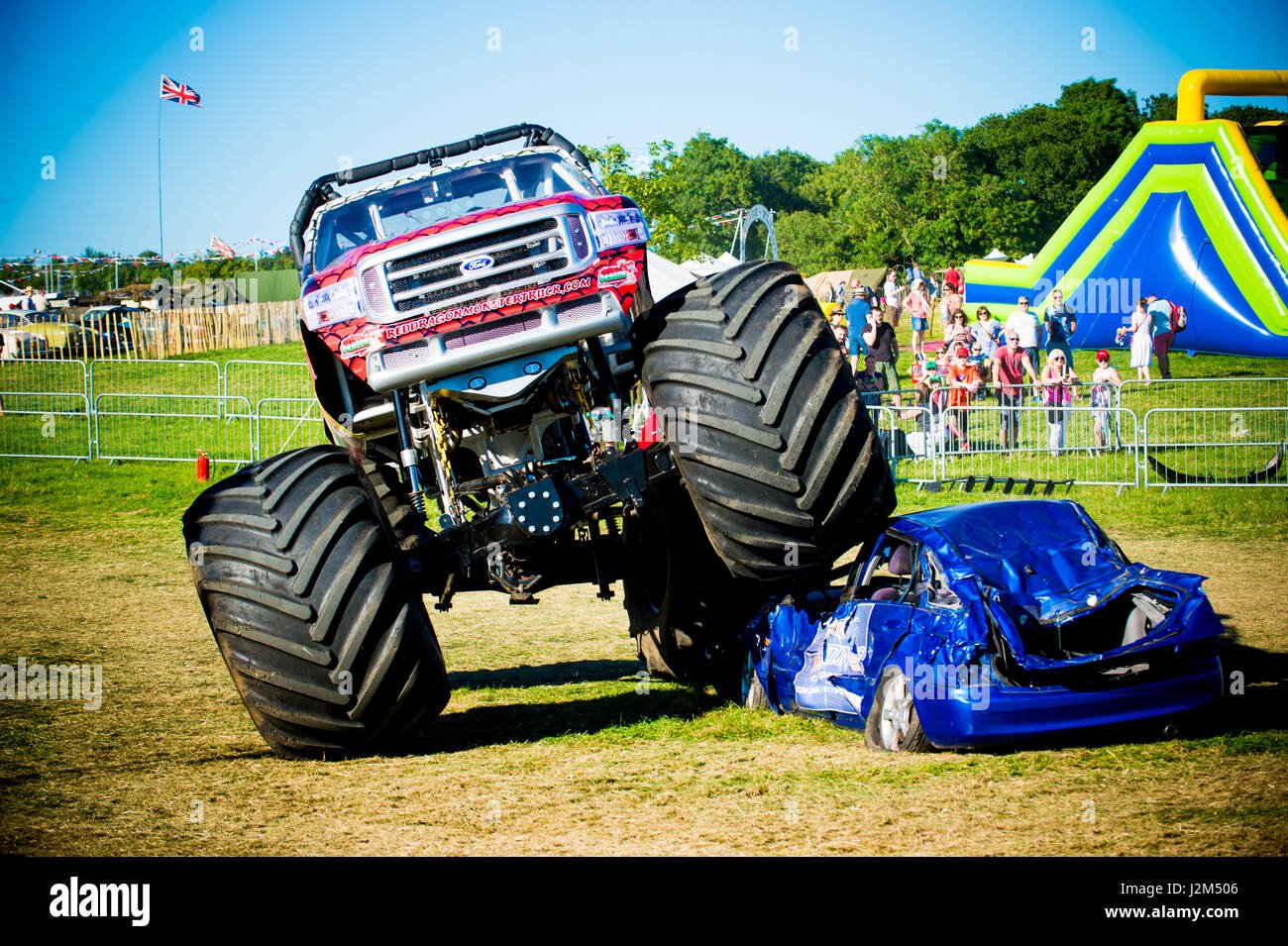 Lyndhurst Park Farm, Overton, Basingstoke, Hampshire, Regno Unito. Il 26 agosto 2016. Monster Truck ride esperienza presso Radio 2 show breakfast DJ Chris Evans' auto Sud Fest 2016 - Car, cibo, Famiglia e Festival di musica per bambini della BBC nel bisogno. © sarà Bailey / Alamy Foto Stock