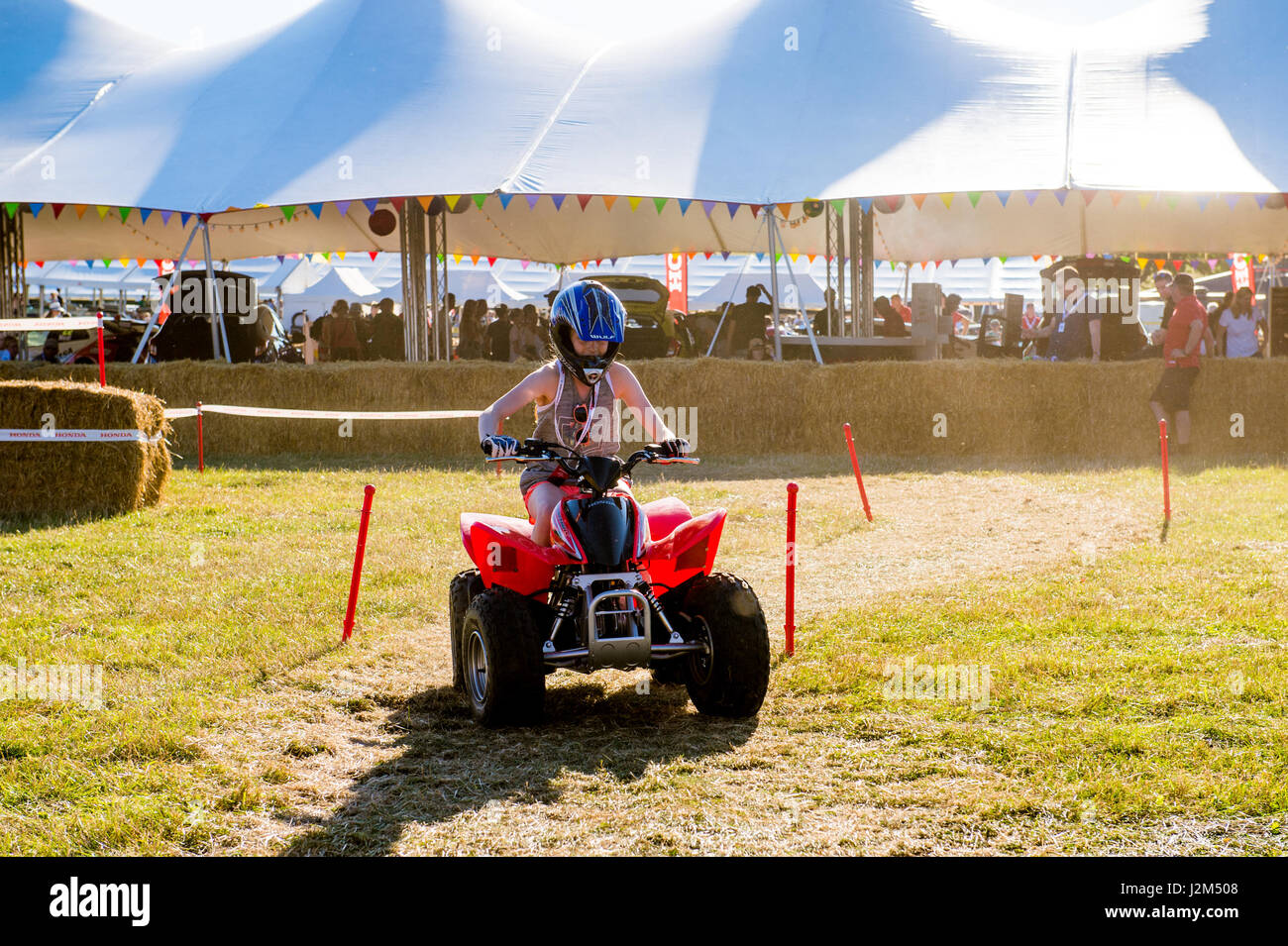 Lyndhurst Park Farm, Overton, Basingstoke, Hampshire, Regno Unito. Il 26 agosto 2016. Kids quad bike experience presso la Radio 2 show breakfast DJ Chris Evans' auto Sud Fest 2016 - Car, cibo, Famiglia e Festival di musica per bambini della BBC nel bisogno. © sarà Bailey / Alamy Foto Stock