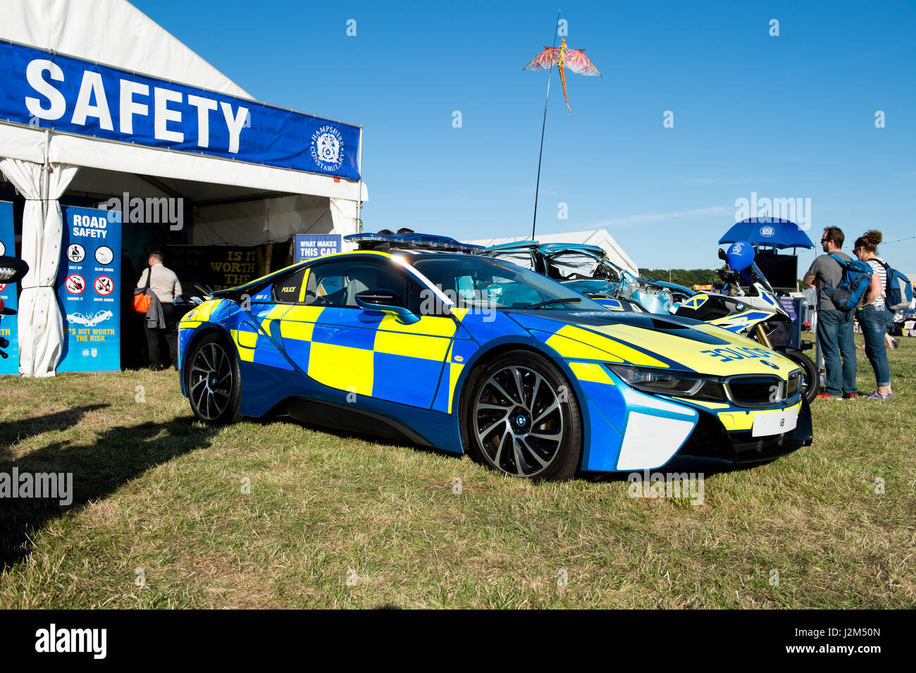 Lyndhurst Park Farm, Overton, Basingstoke, Hampshire, Regno Unito. Il 26 agosto 2016. Hampshire Constabulary Sicurezza Stradale stand di polizia con la polizia BMW MI8 Supercar ibride a Radio 2 show breakfast DJ Chris Evans' auto Sud Fest 2016 - Car, cibo, Famiglia e Festival di musica per bambini della BBC nel bisogno. © sarà Bailey / Alamy Foto Stock