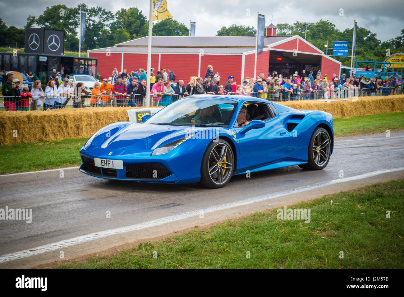 Lyndhurst Park Farm, Overton, Basingstoke, Hampshire, Regno Unito. Il 28 agosto 2016. 2017 Ferrari GTC4 Lusso V12 sulla hill climb via a Radio 2 show breakfast DJ Chris Evans' auto Sud Fest 2016 - Car, cibo, Famiglia e Festival di musica per bambini della BBC nel bisogno. © sarà Bailey / Alamy Foto Stock