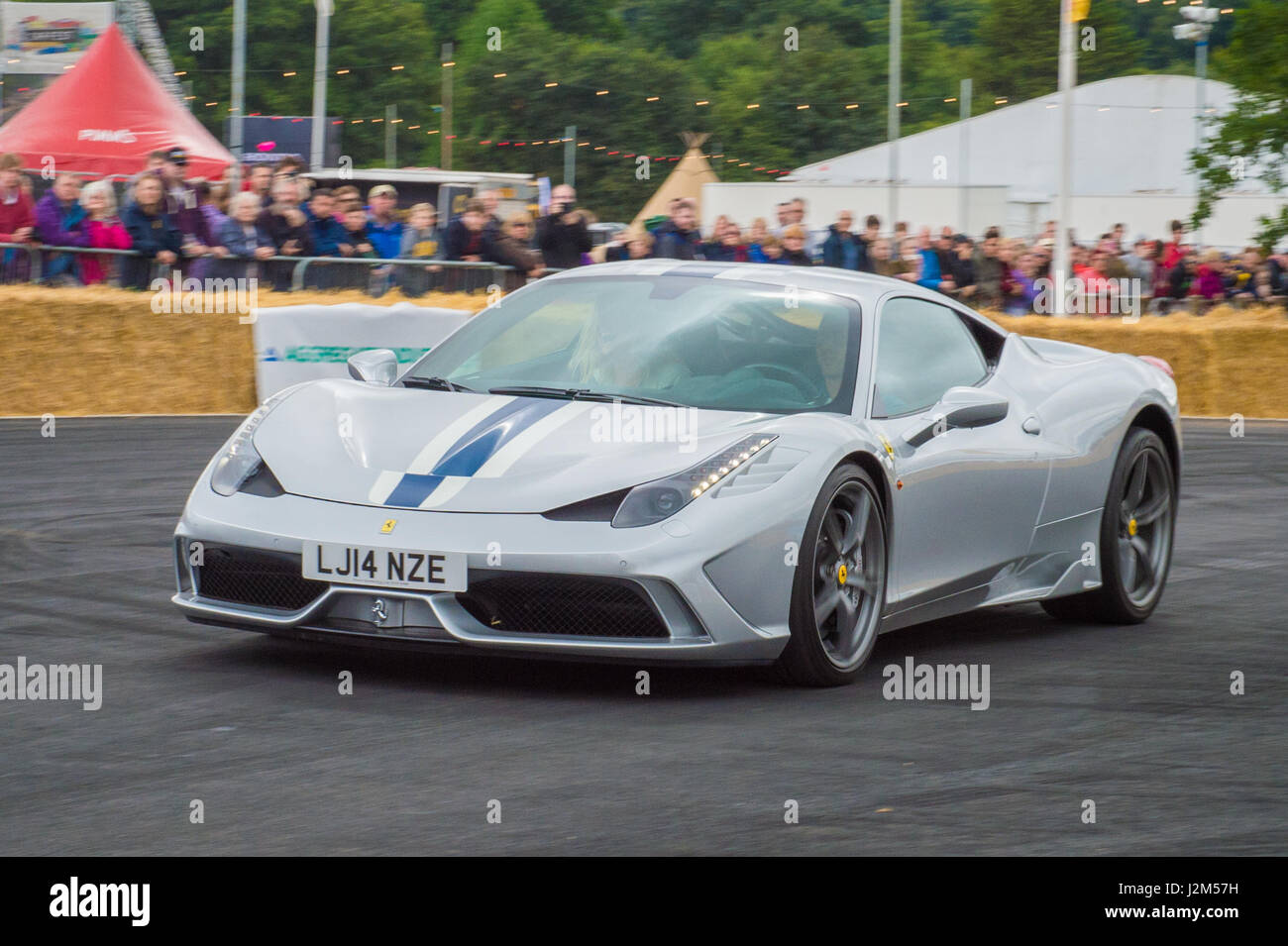 Lyndhurst Park Farm, Overton, Basingstoke, Hampshire, Regno Unito. Il 28 agosto 2016. 2014 Grigio Ferrari sulla hill climb via a Radio 2 show breakfast DJ Chris Evans' auto Sud Fest 2016 - Car, cibo, Famiglia e Festival di musica per bambini della BBC nel bisogno. © sarà Bailey / Alamy Foto Stock