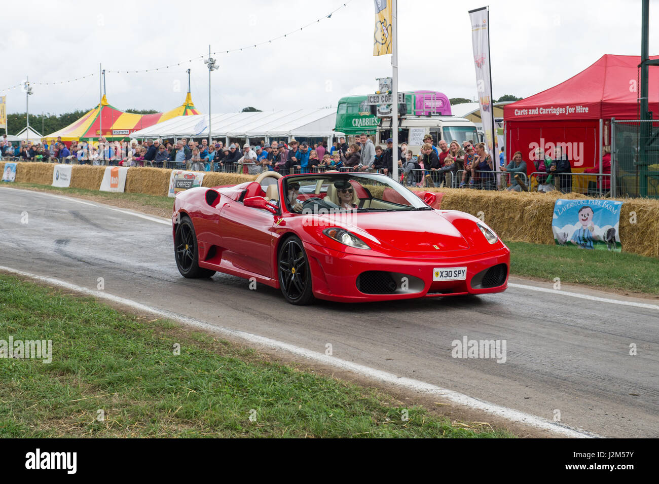 Lyndhurst Park Farm, Overton, Basingstoke, Hampshire, Regno Unito. Il 28 agosto 2016. Ferrari F12 la berlinetta sulla hill climb via a Radio 2 show breakfast DJ Chris Evans' auto Sud Fest 2016 - Car, cibo, Famiglia e Festival di musica per bambini della BBC nel bisogno. © sarà Bailey / Alamy Foto Stock