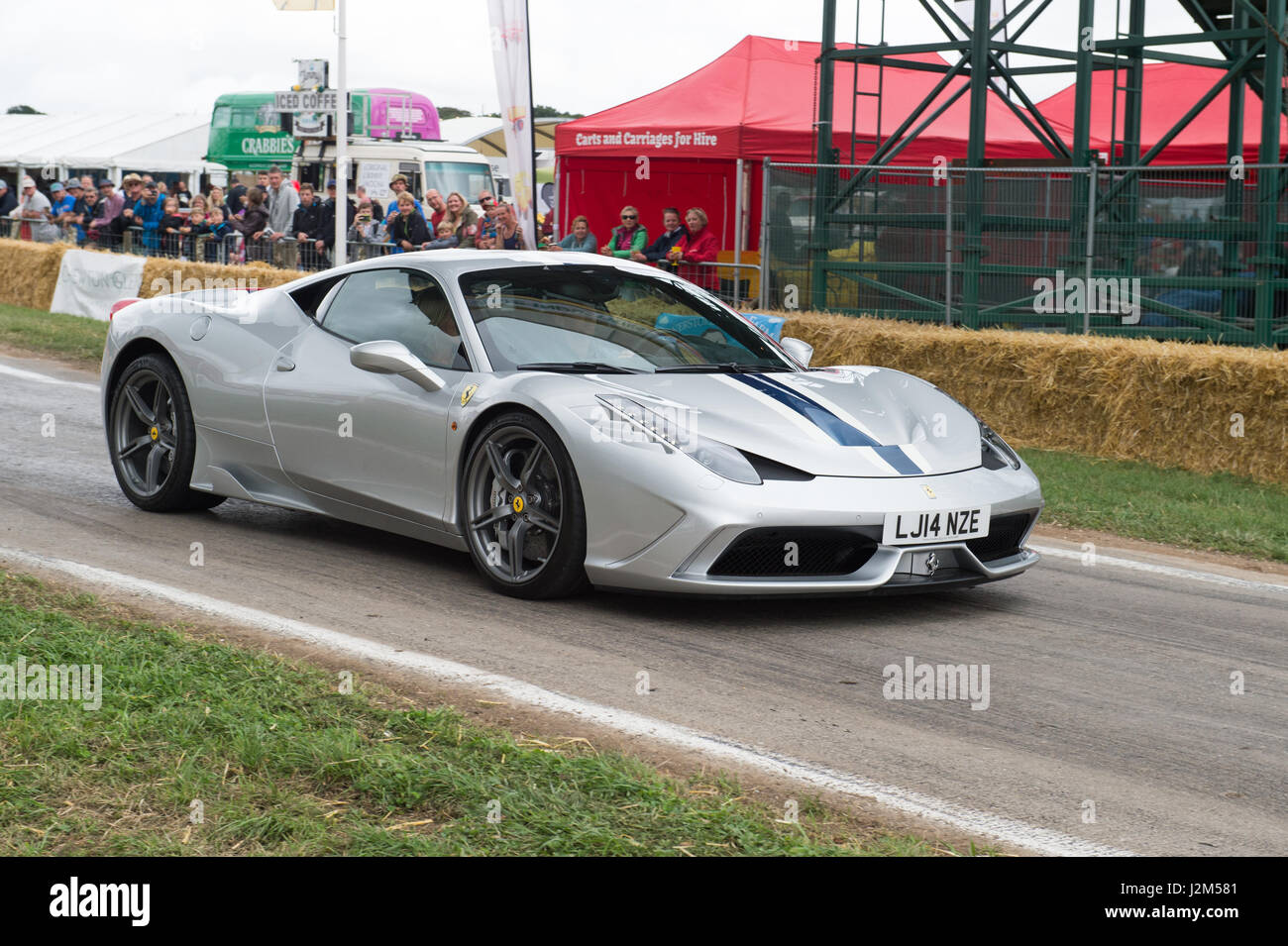 Lyndhurst Park Farm, Overton, Basingstoke, Hampshire, Regno Unito. Il 28 agosto 2016. Ferrari Spyder sulla hill climb via a Radio 2 show breakfast DJ Chris Evans' auto Sud Fest 2016 - Car, cibo, Famiglia e Festival di musica per bambini della BBC nel bisogno. © sarà Bailey / Alamy Foto Stock