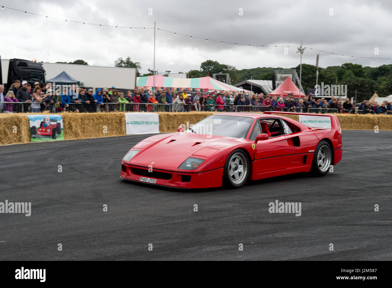 Lyndhurst Park Farm, Overton, Basingstoke, Hampshire, Regno Unito. Il 28 agosto 2016. Ferrari F40 sulla hill climb via a Radio 2 show breakfast DJ Chris Evans' auto Sud Fest 2016 - Car, cibo, Famiglia e Festival di musica per bambini della BBC nel bisogno. © sarà Bailey / Alamy Foto Stock