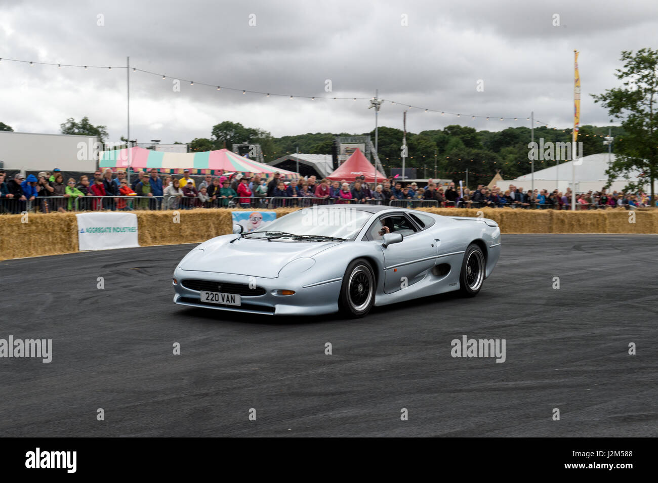 Lyndhurst Park Farm, Overton, Basingstoke, Hampshire, Regno Unito. Il 28 agosto 2016. Sulla hill climb via a Radio 2 show breakfast DJ Chris Evans' auto Sud Fest 2016 - Car, cibo, Famiglia e Festival di musica per bambini della BBC nel bisogno. © sarà Bailey / Alamy Foto Stock