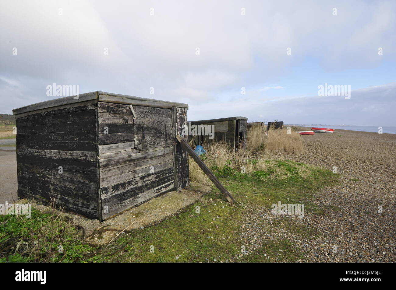 Barca in disuso ingranaggio di trasporto versato sulla spiaggia di Dunwich, Suffolk, Regno Unito Foto Stock