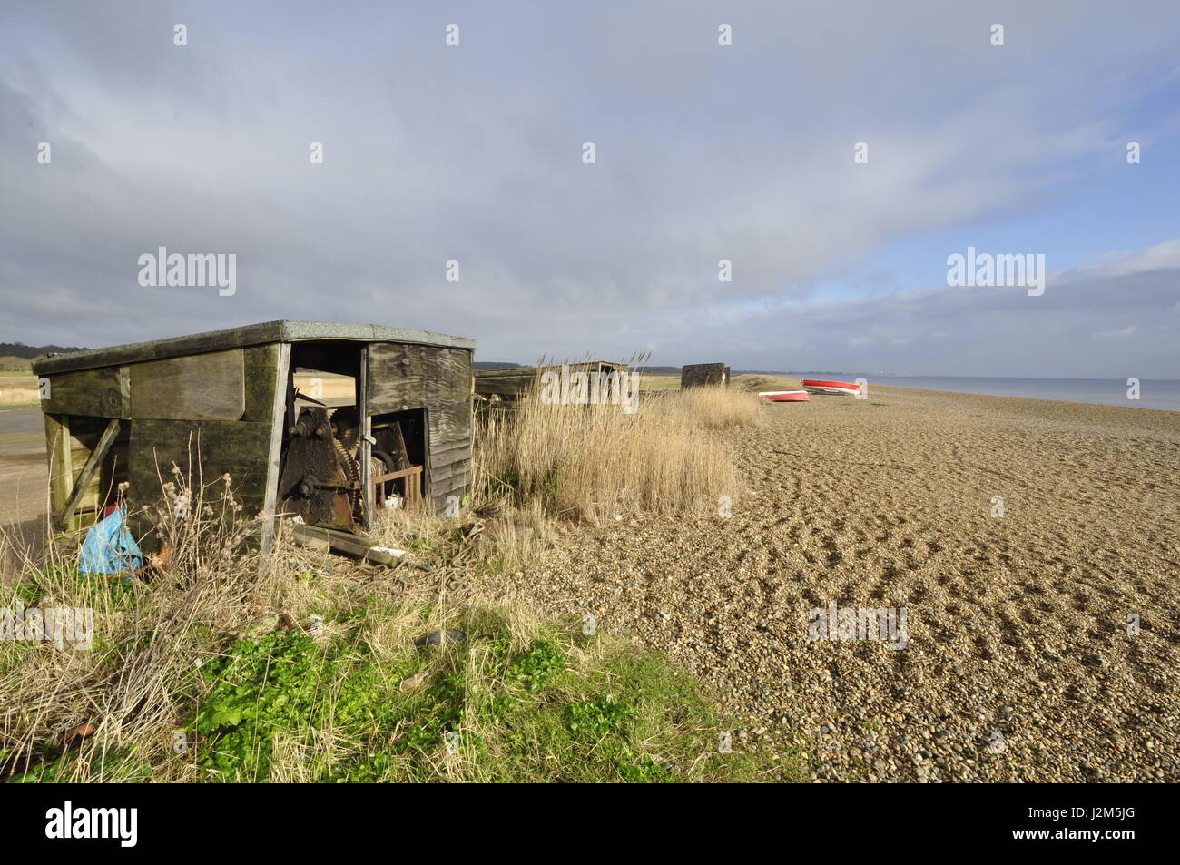 Barca in disuso ingranaggio di trasporto versato sulla spiaggia di Dunwich, Suffolk, Regno Unito Foto Stock