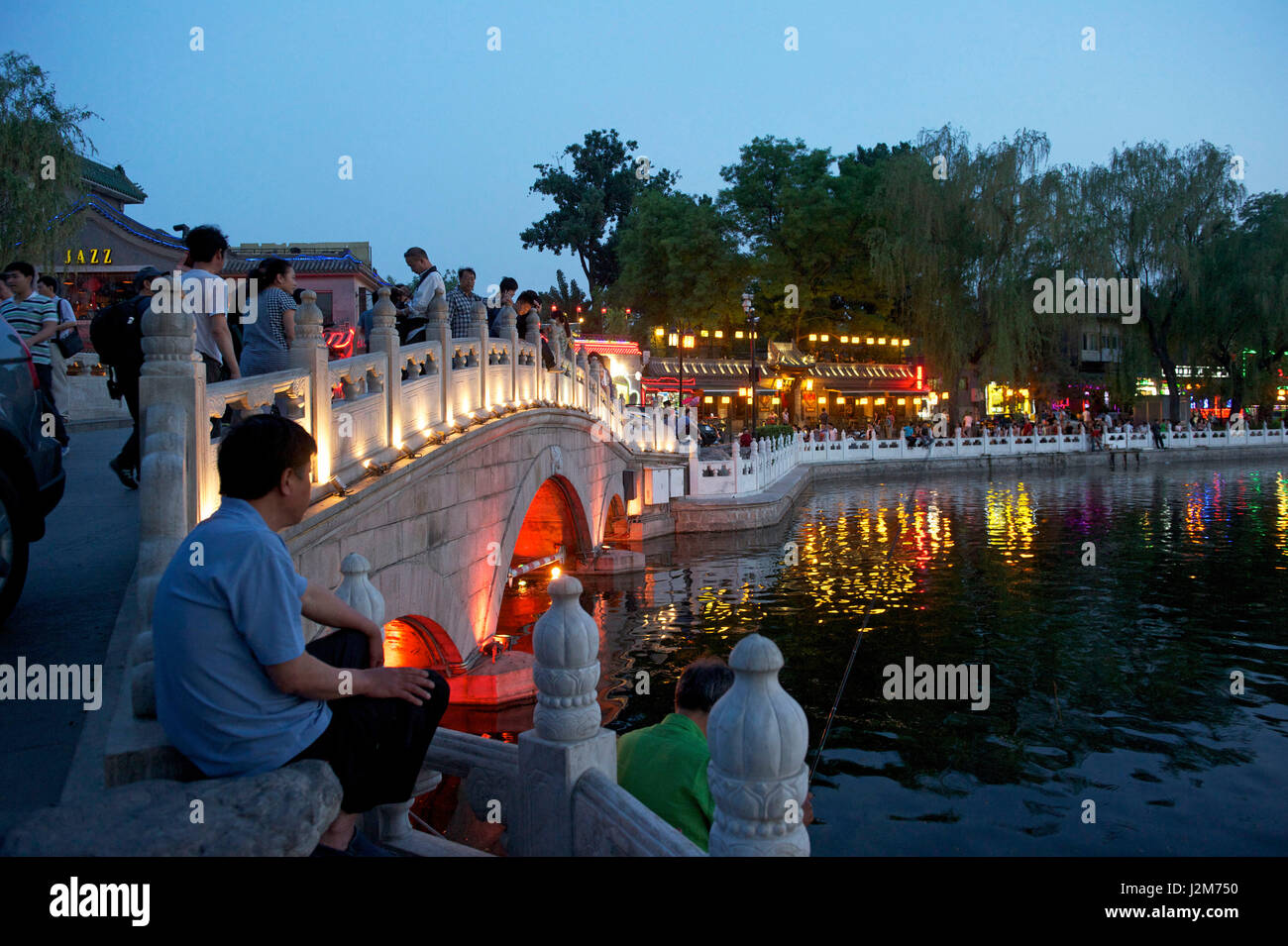 Cina, Pechino, Xicheng district, vita notturna intorno al Silver bar ponte tra l'Houhai Lake e il lago Qianhai Foto Stock