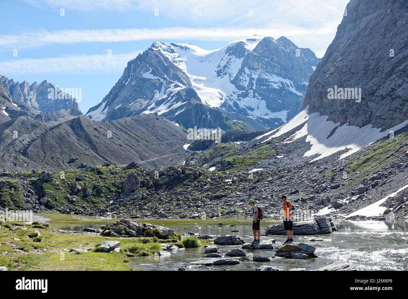 Francia, Savoie, Pralognan La Vanoise, GR55, il percorso della Vanoise Pass (sale e formaggio beaufort route), Vaches lago e la Grande casse (3855 m) sullo sfondo Foto Stock