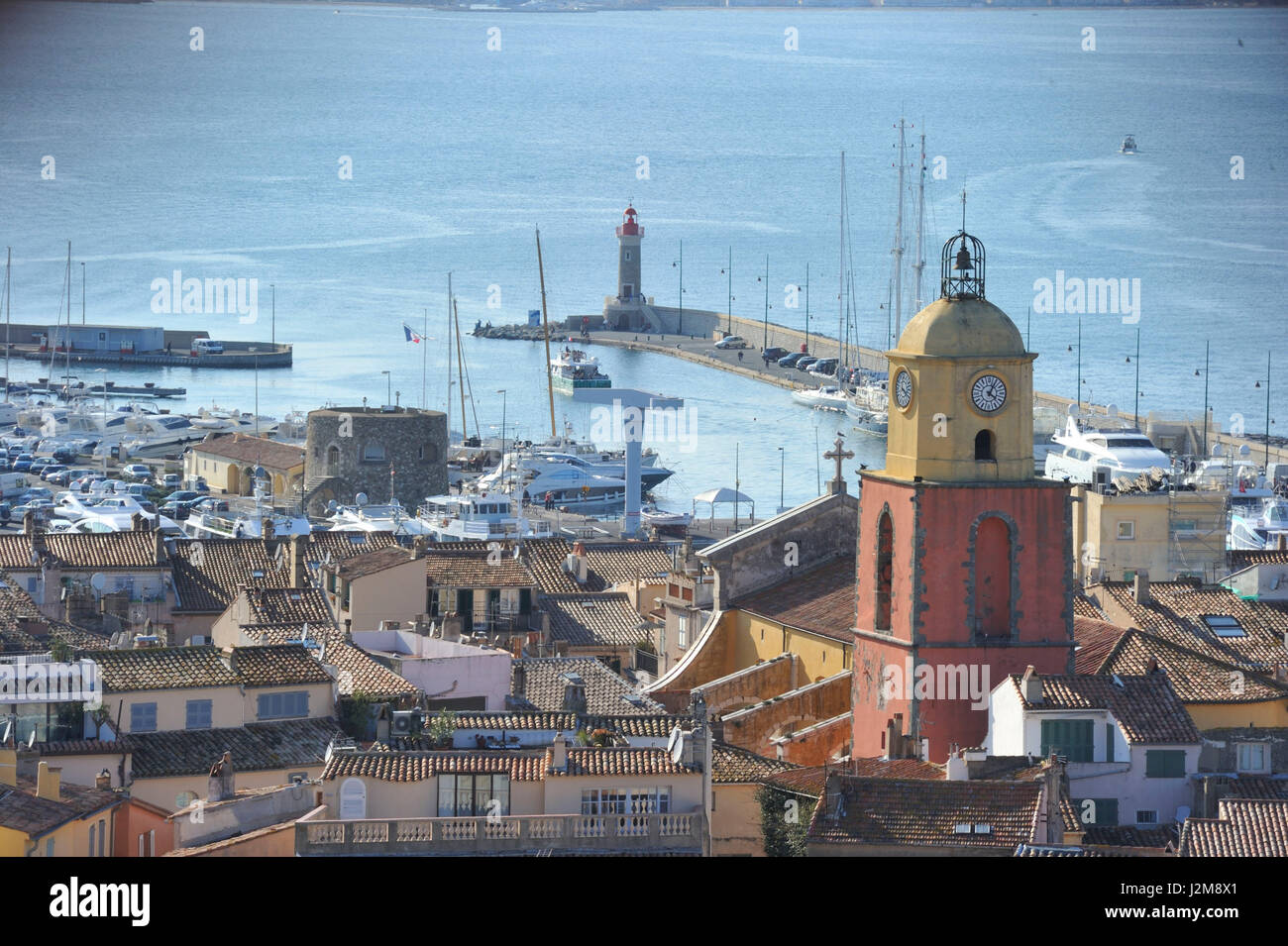Francia, Var, Saint Tropez, la chiesa parrocchiale e il golfo di St Tropez Foto Stock