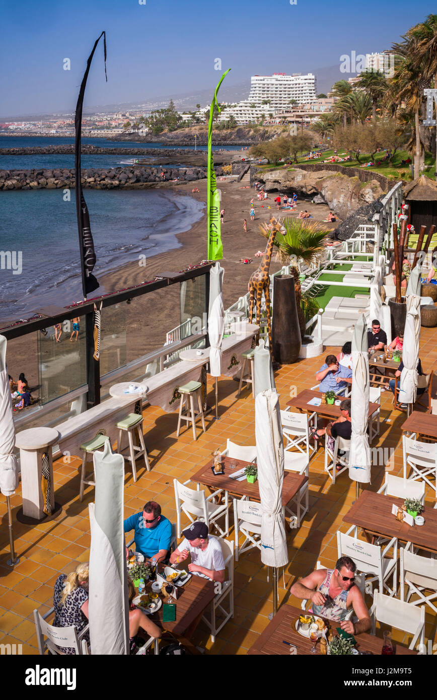 Spagna Isole Canarie, Tenerife Playa de Las Americas, Playa de Troya beach, elevati vista cafe Foto Stock