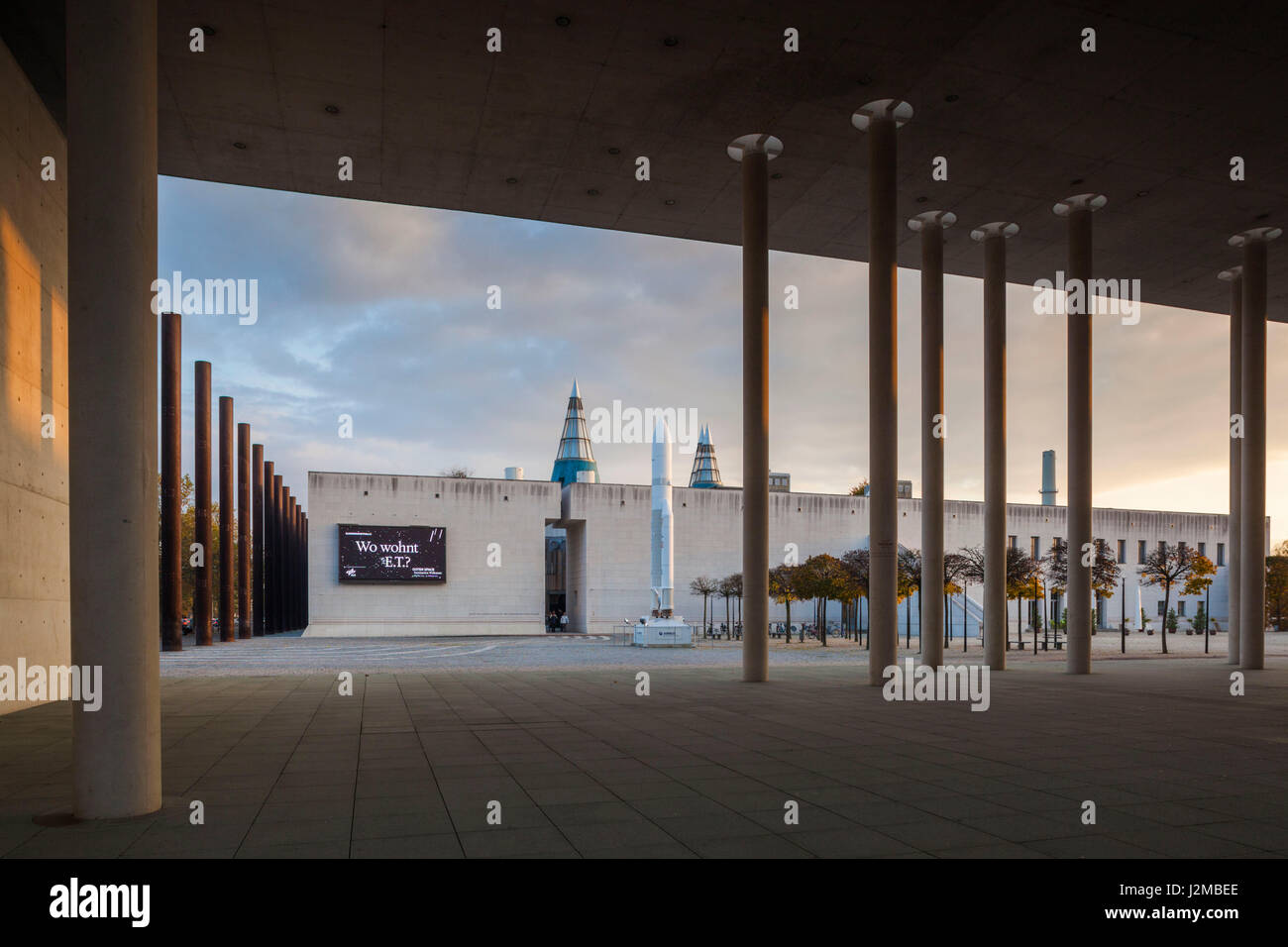 In Germania, in Renania settentrionale-Vestfalia, Bonn, Museumsmeile, Bundeskunsthalle, il museo di arte e tecnologia, esterno, alba Foto Stock