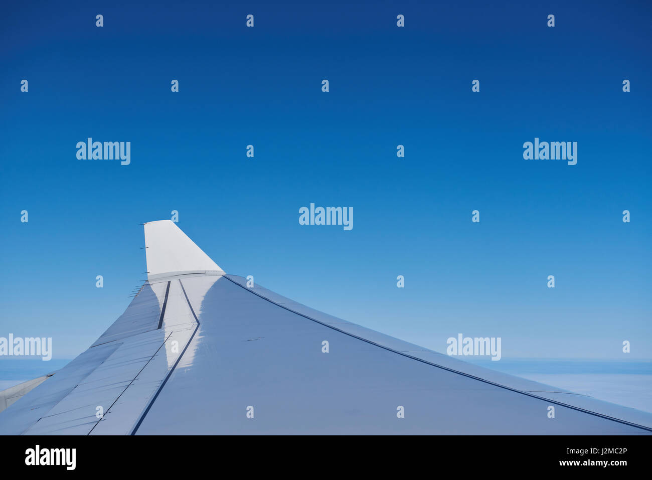 Ala di aeroplano su pulire blu cielo chiaro dello sfondo. Viaggio sfondo blu Foto Stock
