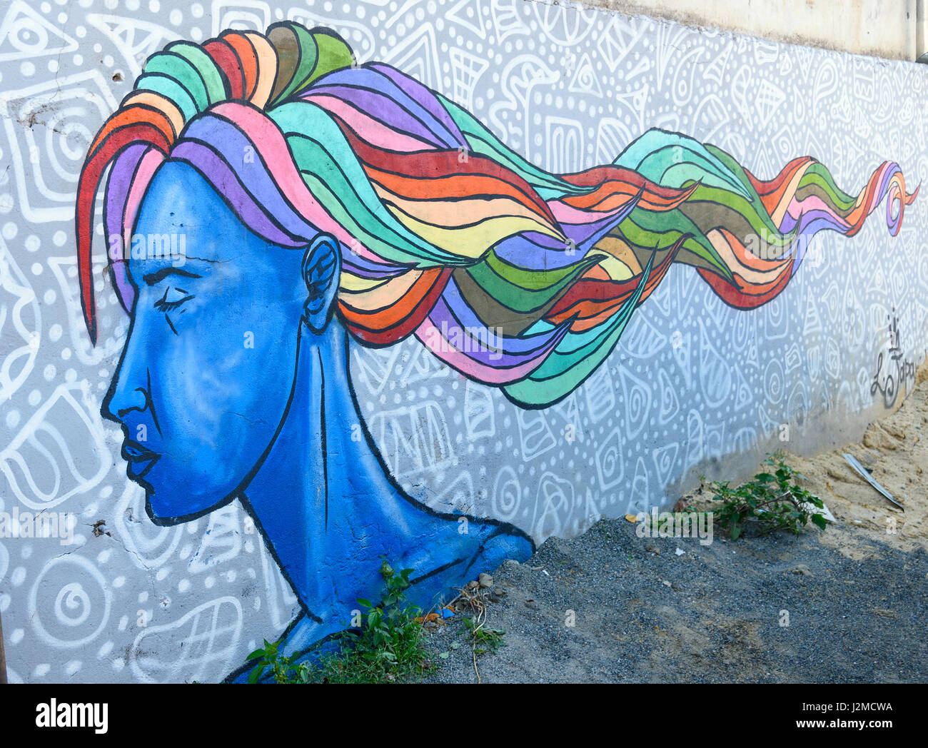Tbilisi, Georgia - 27 Settembre 2016: Urban Graffiti. Ritratto di donna blu con multi-capelli colorati Foto Stock