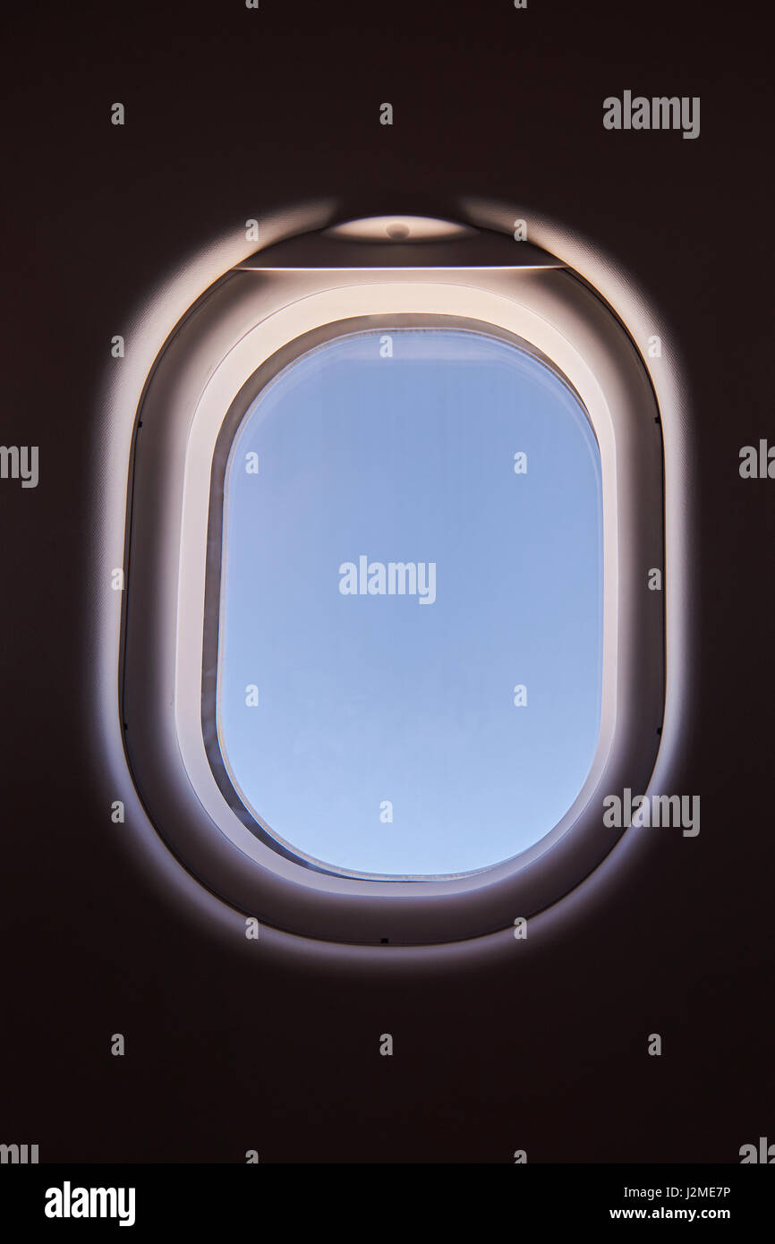 Cielo blu nella finestra di aereo. Un piano window close-up Foto Stock