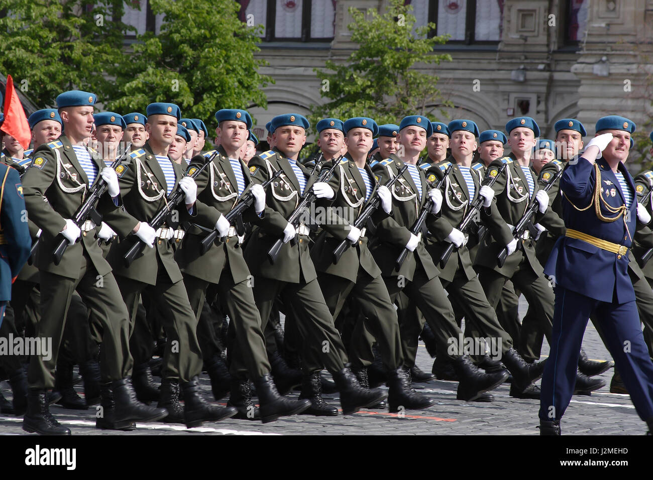 Mosca, Russia - 09 maggio 2008: celebrazione del giorno della vittoria della seconda guerra mondiale sfilata sulla Piazza Rossa. Solenne passaggio di attrezzature militari, volare aerei e soldati marching. Foto Stock